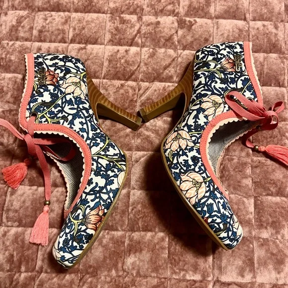 Floral Patterned Heels with Pink Accents - Picture 3 of 9